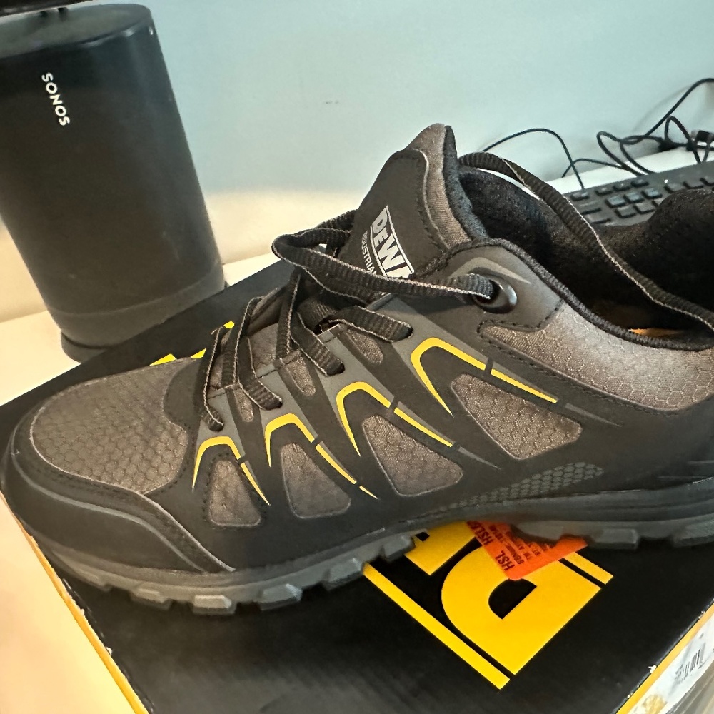 Dewalt work shoe size 9M
